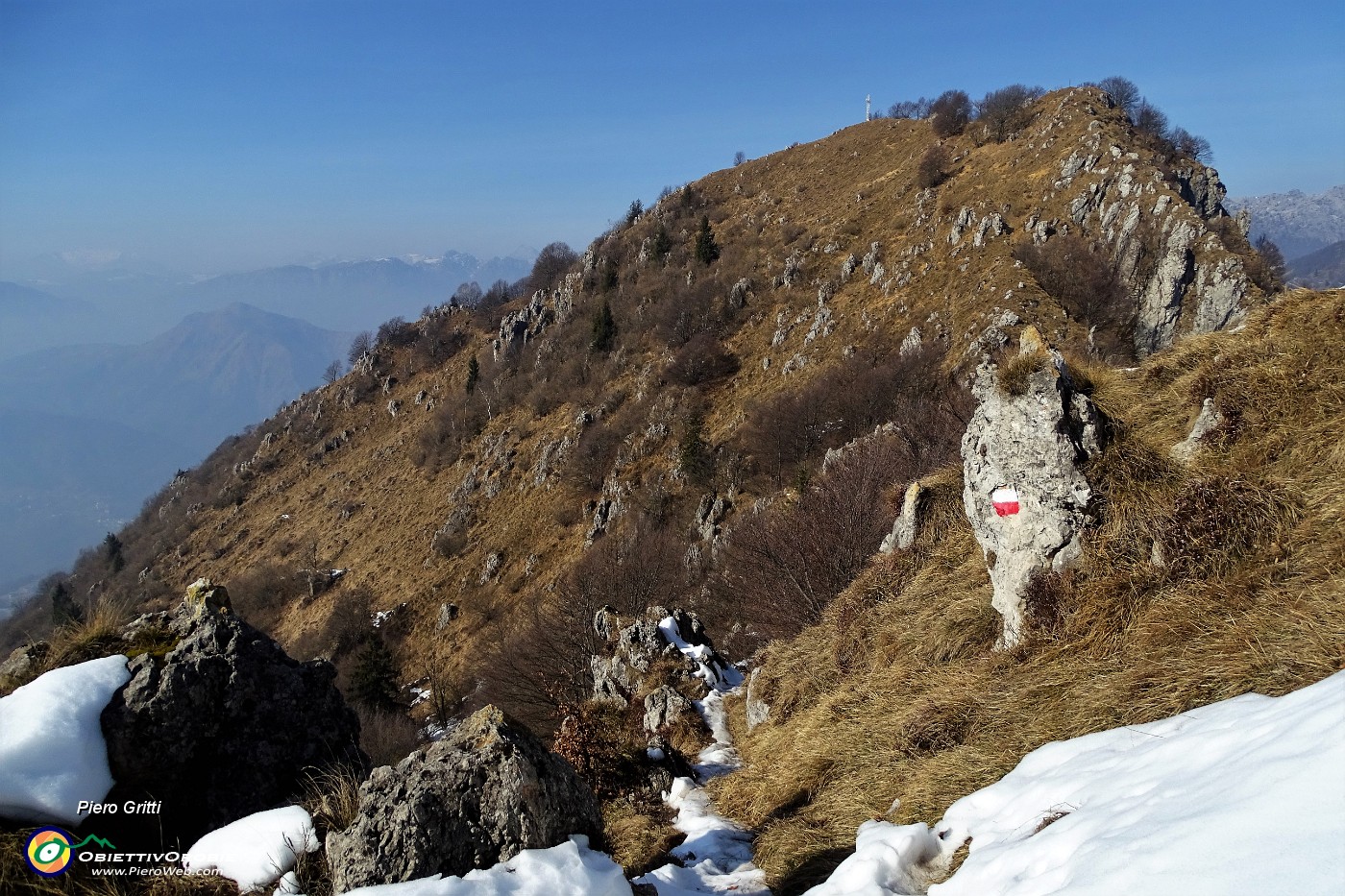 53 In discesa con tratti di neve ghiacciat....ramponcini !.JPG